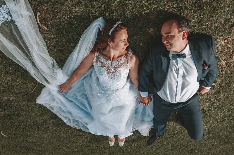 Novios en el pasto